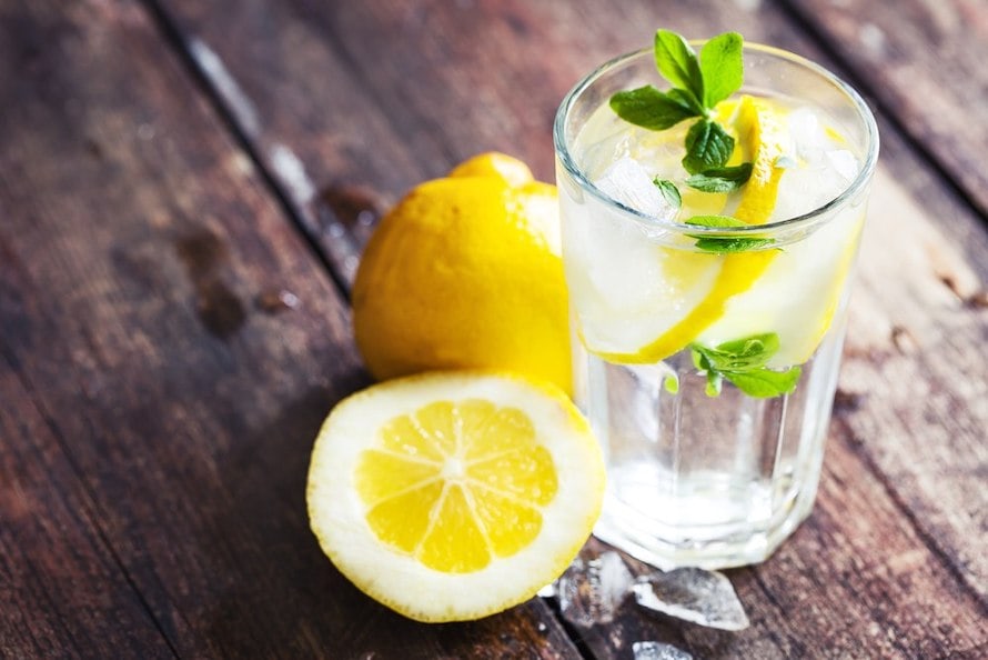 I benefici di bere acqua e limone la mattina
